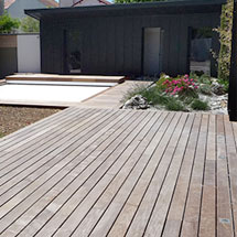 aménagement extérieure d'une maison avec terrasse en bois