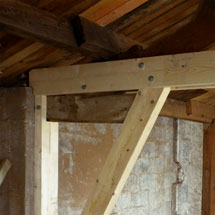 détail de rénovation d'une vieille charpente bois par renforcement/modification