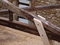 charpente bois et mur en pierre ile de ré